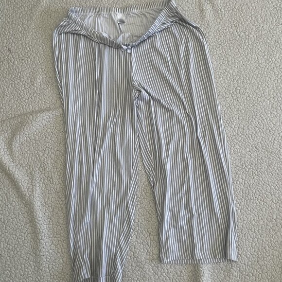 Anne Klein Pajamas. Capri pants, short sleeve button up top, medium , white/gray - Picture 4 of 4